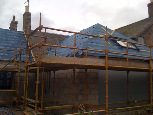 Independent scaffold and working platform around a building site